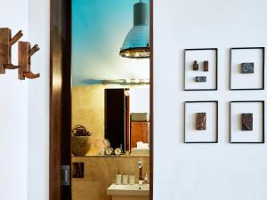 ein Badezimmer mit Spiegel und Waschbecken in der Unterkunft Linnen in Berlin