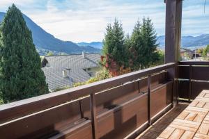 a balcony with a view of trees and mountains at Gipfelblick in Rettenberg