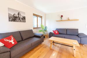 a living room with a couch and a table at Gipfelblick in Rettenberg