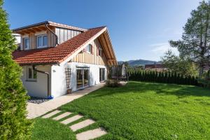 a white house with a grass yard at Sigelalp in Blaichach
