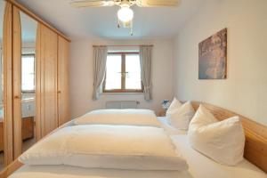 two twin beds in a bedroom with a window at StaigAllgäublick in Sonthofen