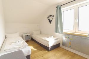a bedroom with two beds and a window at Spitzkehren in Blaichach