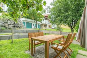 a wooden table and two chairs sitting next to a table at Stolz 1 in Blaichach