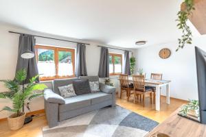 ein Wohnzimmer mit Sofa und Tisch in der Unterkunft Stolz 2 in Blaichach