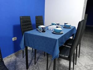 a blue table with a blue table cloth on it at Van Gogh Duitama in Duitama +24 photos