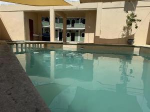an empty swimming pool in front of a building at Estudios Hotel Colonial in Escárcega