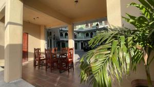 a patio with a table and chairs on a house at Estudios Hotel Colonial in Escárcega