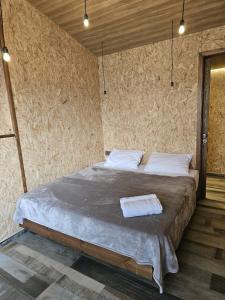 a bedroom with a bed with two towels on it at MiCastel in Ad Dawwār