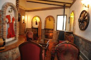 une chambre avec des chaises, une table et une horloge dans l'établissement Millenium Palace, à Ohrid