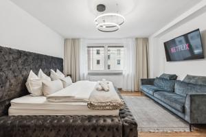 a living room with a bed and a couch at Design-Apartment in Rüttenscheid, Kulturlage & Top-Anbindung in Essen