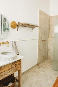 ein Badezimmer mit Waschbecken und Dusche in der Unterkunft Studio 34 - Nelson Bay in Nelson Bay + 7 Fotos