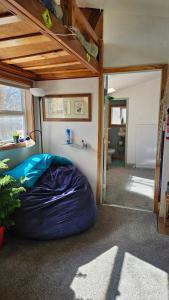 a bedroom with a large blue cover on the floor at Gerardín in Flagstaff