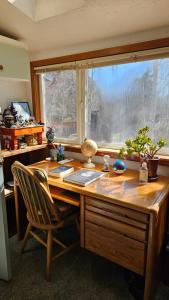 an office with a wooden desk and a window at Gerardín in Flagstaff