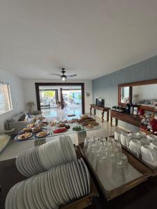 a room with a table with plates of food at Pousada Sereia de Geriba in Búzios