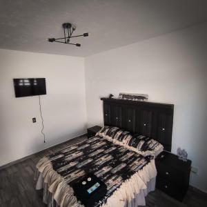a bedroom with a bed and a ceiling fan at Hospedaje Don Juve in Atlixco