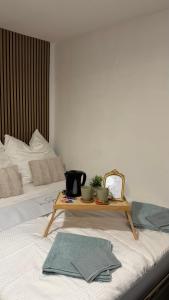 a table sitting on top of a bed at Zentrale Gästezimmer am Marienplatz- Paris in Stuttgart
