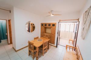 a dining room with a table and a window at Maluhia Home - Maio in Calheta Do Maio
