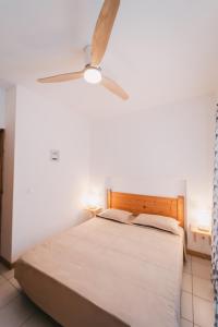 a bedroom with a bed with a ceiling fan at Maluhia Home - Maio in Calheta Do Maio