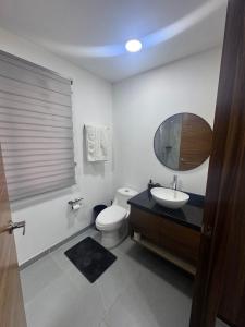a bathroom with a toilet and a sink and a mirror at Modernos Departamentos Centricos in Ciudad Guzmán