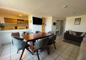 a living room with a wooden table and chairs at Viveros Centric and Comfortable Apt 2BR B Quintana Alamos in Laborcillas