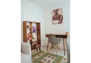 a living room with a desk and a table at Viveros Centric and Comfortable Apt 2BR B Quintana Alamos in Laborcillas +8 photos