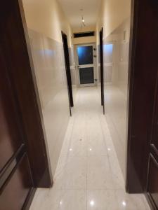 ein Flur mit zwei Türen und Fliesenboden in der Unterkunft Hôtel Semto in Edéa