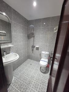 ein Badezimmer mit Toilette und Waschbecken in der Unterkunft Hôtel Semto in Edéa