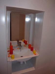 アルカラ・デル・フカルにあるCasa Rural El Jacuzziのバスルーム(洗面台、鏡付)