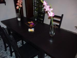 アルカラ・デル・フカルにあるCasa Rural El Jacuzziの花瓶2本付黒いテーブル