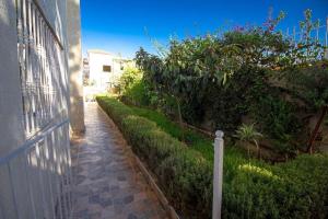 a walkway next to a building with a fence at Maison Cozy à Tanger in Tangier