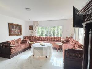 a living room with a couch and a table at Maison Cozy à Tanger in Tangier