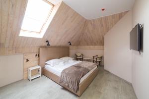 Un pat sau paturi într-o cameră la Ministerka Lake-House