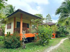 a small house in the yard of a resort at RJJhouse Kohphangan in Ban Nua