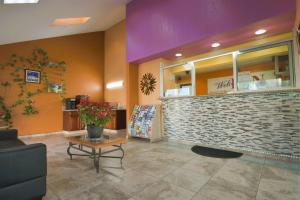 a waiting area of a fast food restaurant at Welcome Inn Corona in Corona