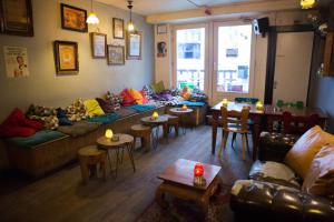 un soggiorno con divani, tavoli e sedie di The Flying Pig Downtown ad Amsterdam