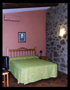A bed or beds in a room at Casa Rural La Chimenea