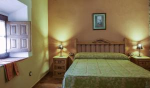 A bed or beds in a room at Casa Rural La Chimenea
