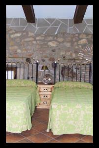 A bed or beds in a room at Casa Rural La Chimenea