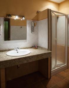 A bathroom at Casa Rural La Chimenea Még 10 kép