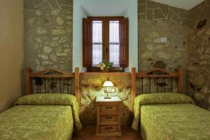 A bed or beds in a room at Casa Rural La Chimenea