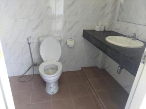 a bathroom with a toilet and a sink at Heimat Garden Homestay in Ban Lo Pa Ret