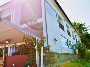 a building with a basketball hoop on the side of it at Heimat Garden Homestay in Ban Lo Pa Ret +4 photos