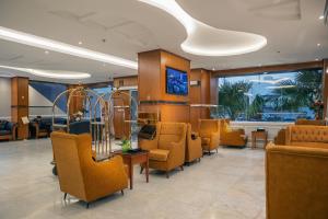 a waiting room with orange chairs and a table at شاطئ الحياة للشقق المخدومة in Jeddah
