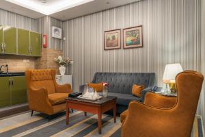 a living room with a couch and chairs and a table at شاطئ الحياة للشقق المخدومة in Jeddah
