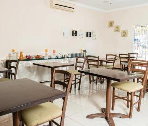 Restaurant o un lloc per menjar a Emerald Hotel