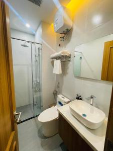 a bathroom with a toilet and a sink and a shower at Sò homestay in Thôn Văn Dương