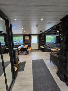 ein Wohnzimmer mit Sofa und Tisch in der Unterkunft Vaaranpää in Kotaniemi