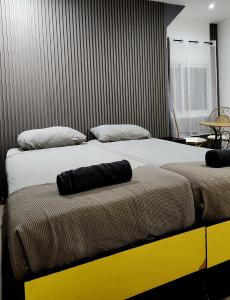 two beds sitting next to each other in a bedroom at Amdar boutique in Eilat