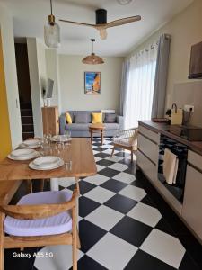 a living room with a table and a kitchen at Villa Cap Jaune - 30min Volcan - Rando et Confort 4 étoiles in Saint-Joseph