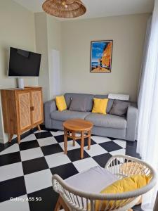 a living room with a couch and a table at Villa Cap Jaune - 30min Volcan - Rando et Confort 4 étoiles in Saint-Joseph